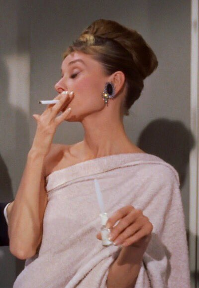 TheCinesthetic's tweet photo. audrey hepburn in breakfast at tiffany’s, 1961 https://t.co/sq5K0Wmhxw