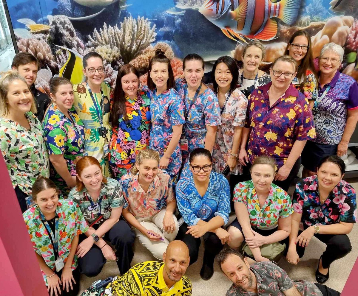 It’s all beautiful and bright in the Pharmacy Department at Cairns Hospital. 🌸🌼🌴

The team are embracing our Tropical Fridays with a kaleidoscope of colour!

Happy Friday everyone! 👋