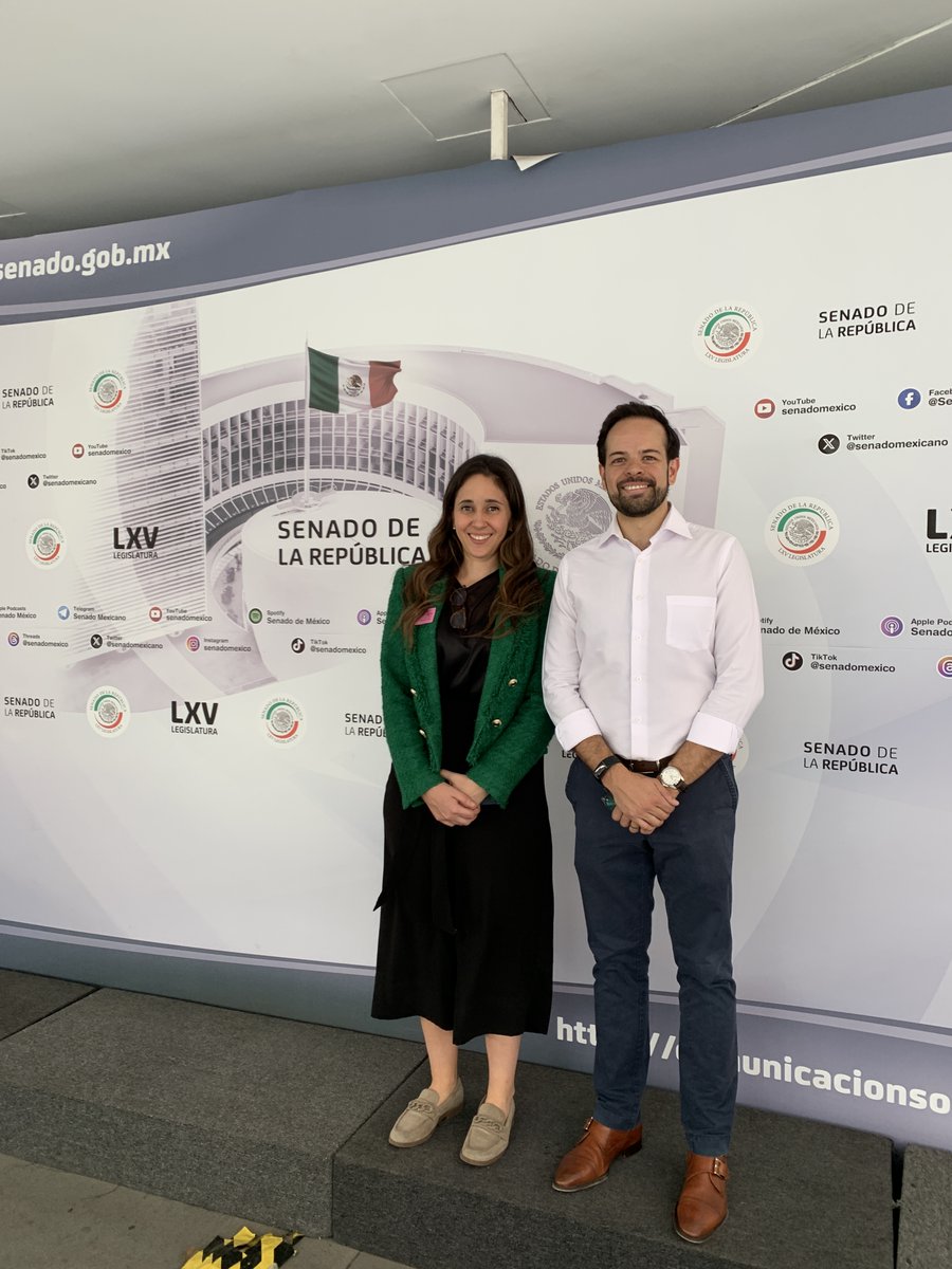 _diegomva's tweet photo. Honrado de liderar el taller "Narrativas que venden: cómo crear un propósito y una marca memorable" para empresarios visionarios apoyados por #Impulsarte del Senado de la República. Compartimos ideas transformadoras:

1. Propósito Claro (MTP): Todo comienza con el 'por qué'. Un propósito sólido es la brújula de nuestra marca, iluminando el camino en cada decisión y acción. 🧭

2. El Poder de las Narrativas: Las historias tienen el poder de conectar emocionalmente, más allá de los productos o servicios. Es la esencia que nos hace humanos, creando lazos duraderos. ❤️

3. Entender a Nuestra Audiencia: Profundizamos en la importancia de conocer lo que nuestra audiencia valora, sus necesidades y aspiraciones. Este conocimiento es clave para comunicaciones genuinas y efectivas. 👥

4. La Marca Como Personalidad: Discutimos cómo infundir nuestra marca con una personalidad que resuene con sus valores y los de su audiencia, utilizando arquetipos para crear consistencia y coherencia. 🌟

Agradecido por la oportunidad de compartir y aprender de las historias y desafíos de los participantes. ¡Juntos, estamos construyendo marcas memorables que perduran! 
#negocios #emprendimiento #branding