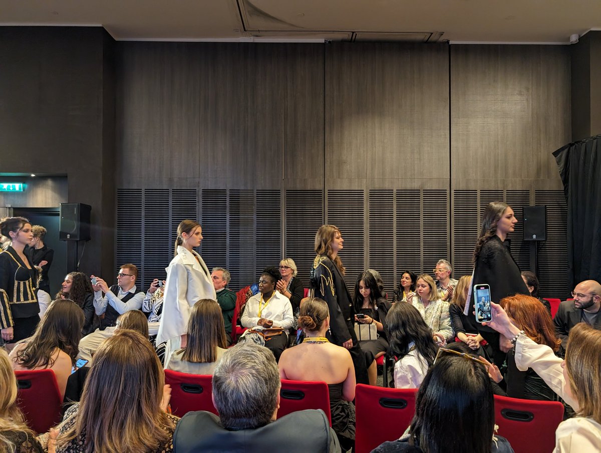 La Camera di Commercio Italiana per la Francia di Lione a organisé un défilé de mode International avec 4 écoles (italienne, Espagnole et Française). Les étudiants ont présenté leurs créations devant un public de professionnels afin d'avoir leurs avis et les meilleurs conseils.