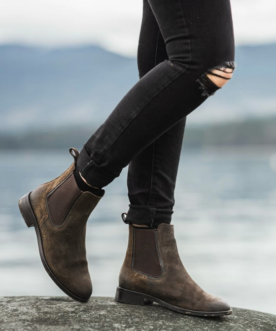 More Sun & More Olive Suede! 🤩🫶 📸: @ianharlandphoto #ThursdayBoots #OliveSuede #ChelseaBoots #WomensStyle