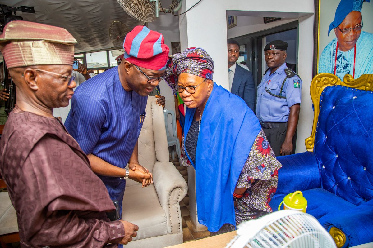 seyimakinde's tweet photo. Earlier today, we visited the family of His Imperial Majesty, Oba Dr Mohood Lekan Balogun, Alli Okunmade II, the 42nd Olubadan of Ibadanland, who joined his ancestors a week ago. We celebrate Kabiyesi for his legacy of stabilising the traditional institution in Ibadan and his contributions to Ibadanland and Oyo State. We are grateful to God for his life well lived and pray that God will comfort all who Baba left behind.