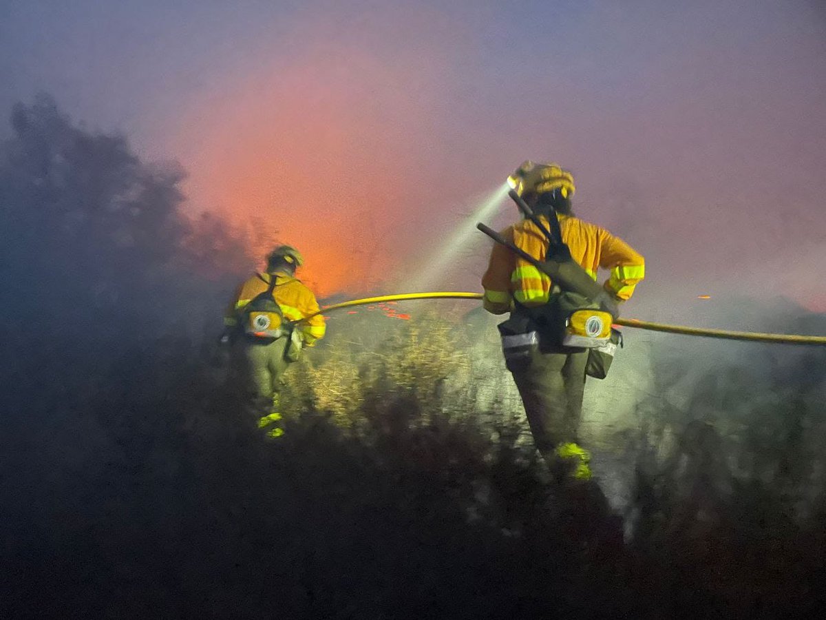 112rmurcia's tweet photo. Efectivos adscritos al Plan Infomur, de lucha contra los incendios forestales en la Región de Murcia, trabajan en las labores de extinción de un incendio en una rambla de cañizo a la entrada de Playa Grande en #Mazarrón. https://t.co/hr1Ki65VNx https://t.co/j2JmKVNhT7