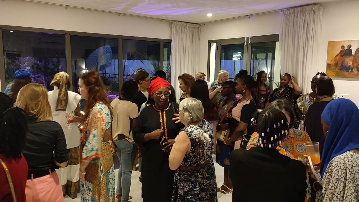 AmbCanBFA's tweet image. La résidence officielle @AmbCanBFA a abrité une soirée de réseautage qui a regroupé les leaders d'un jour dont notre Ambassadrice Aïcha, leurs homologues et des femmes leaders du #BurkinaFaso dans divers secteurs. 🙏à toutes!
Le Canada est fier de renforcer le #leadershipféminin.