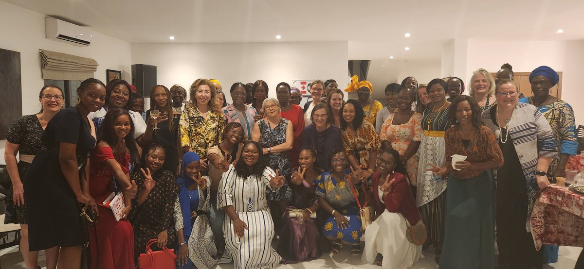 AmbCanBFA's tweet image. La résidence officielle @AmbCanBFA a abrité une soirée de réseautage qui a regroupé les leaders d'un jour dont notre Ambassadrice Aïcha, leurs homologues et des femmes leaders du #BurkinaFaso dans divers secteurs. 🙏à toutes!
Le Canada est fier de renforcer le #leadershipféminin.