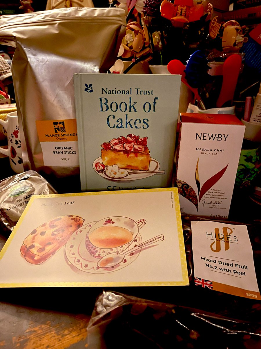 ClareJanetMason's tweet photo. #BookPost 📚🎊🍰🧁

Thank you to #CatherineHowe @HarperCollinsUK &amp; @RachelMayQuin 

For my gorgeous new cake book 
#NationalTrustBookOfCakes 
&amp; for the ingredients to make a delectable sounding #MaltedTeaBread 💖

This delicious book is full of mouthwatering cakes &amp; bakes
💖🧁⬇️ https://t.co/YT23DEUmk8