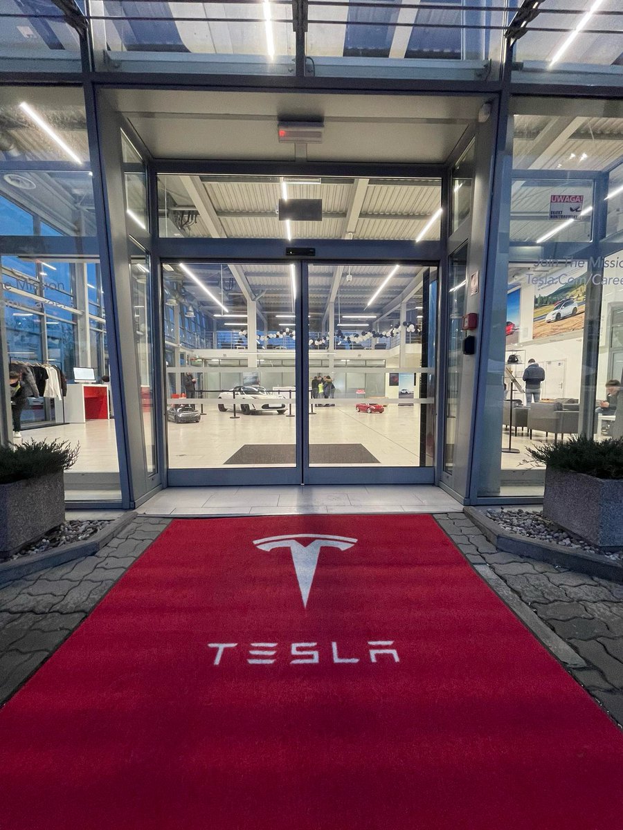 teslaownerspl's tweet photo. Było super 🙂 mega gratki dla teamu Tesla Center Warsaw Ząbki 🙂 do zobaczenia następnym razem!

P.S: Roadster “sprzedany” 7 razy ;))

Autor zdjęć: Rafal Wrzeszcz

#tesla #poland #polska #ev #roadster #teslaownersday #teslalovers https://t.co/GPgcGNirCB
