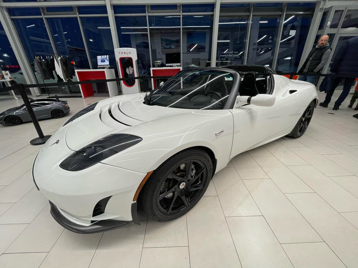 teslaownerspl's tweet photo. Było super 🙂 mega gratki dla teamu Tesla Center Warsaw Ząbki 🙂 do zobaczenia następnym razem!

P.S: Roadster “sprzedany” 7 razy ;))

Autor zdjęć: Rafal Wrzeszcz

#tesla #poland #polska #ev #roadster #teslaownersday #teslalovers https://t.co/GPgcGNirCB