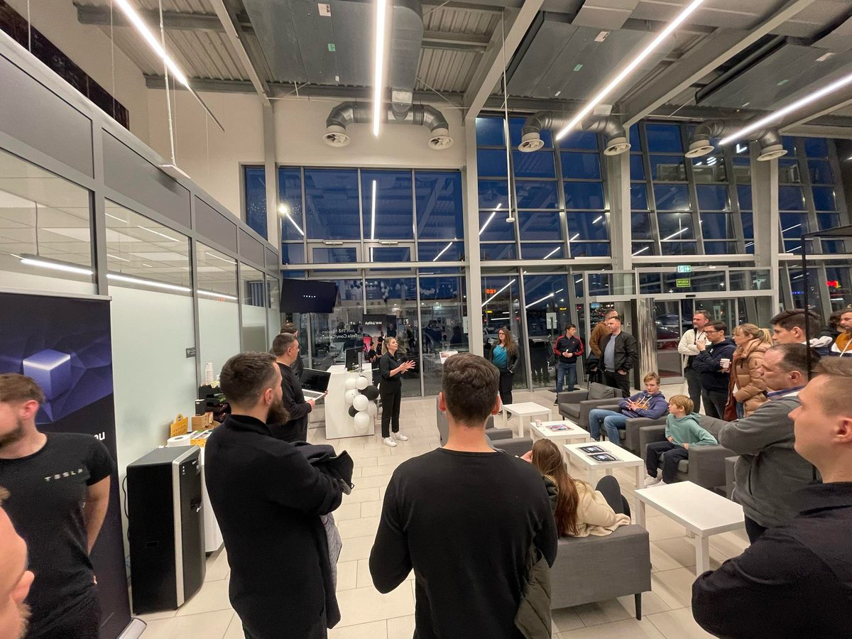 teslaownerspl's tweet photo. Było super 🙂 mega gratki dla teamu Tesla Center Warsaw Ząbki 🙂 do zobaczenia następnym razem!

P.S: Roadster “sprzedany” 7 razy ;))

Autor zdjęć: Rafal Wrzeszcz

#tesla #poland #polska #ev #roadster #teslaownersday #teslalovers https://t.co/GPgcGNirCB