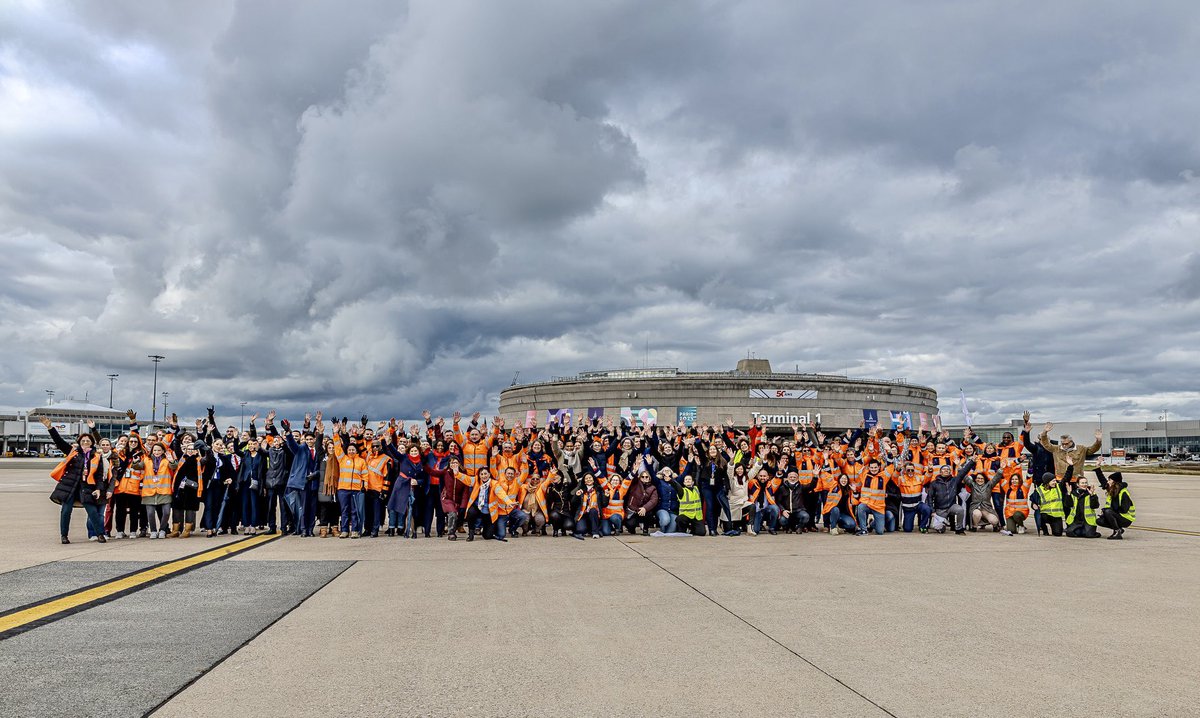 📸 #JeudiPhoto | La communauté aéroportuaire célèbre les 50 ans de l’aéroport Paris-Charles de Gaulle ! Un demi-siècle de passion, d’innovation et de connexion avec le monde 🛫🌍 #50ansCDG parisaeroport.fr/groupe/strateg…