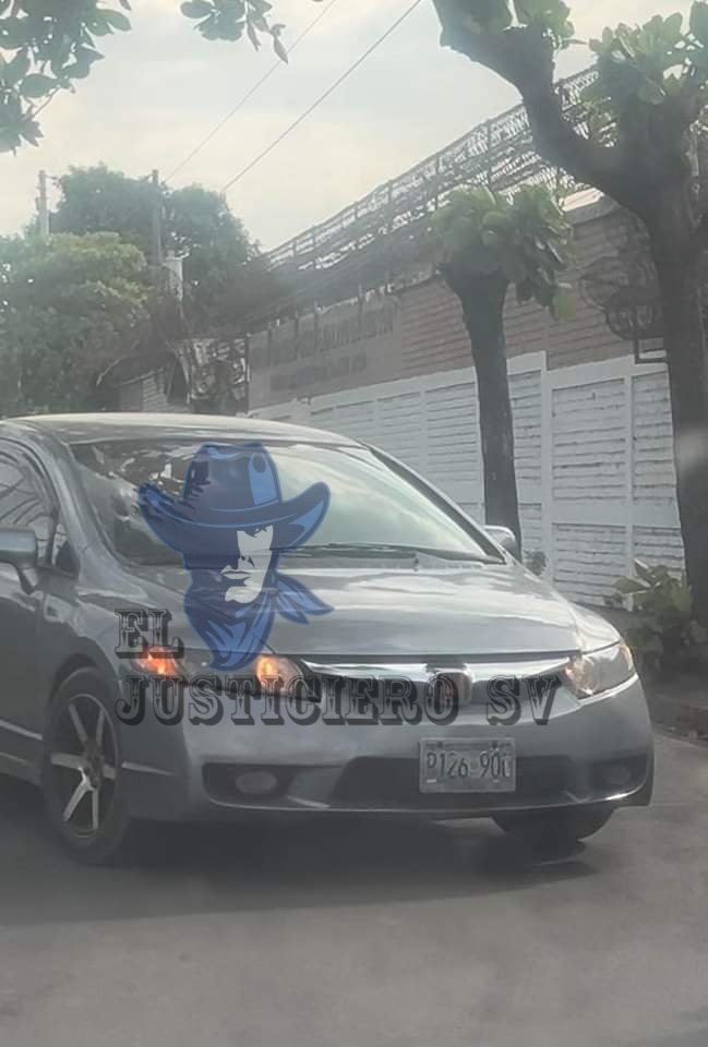 ElJusticiero_SV's tweet photo. #DenunciaCiudadana  el conductor de este vehículo haciendo señas alusivas a pandillas MS-13 y hace agresiones físicas en la vía pública esto fue en Sitio del Niño San Juan Opico esperamos los 3 Doritos Después 
P 126 900 se pide a las autoridades que procedan @Vi11atoro https://t.co/onsIthGJ7h
