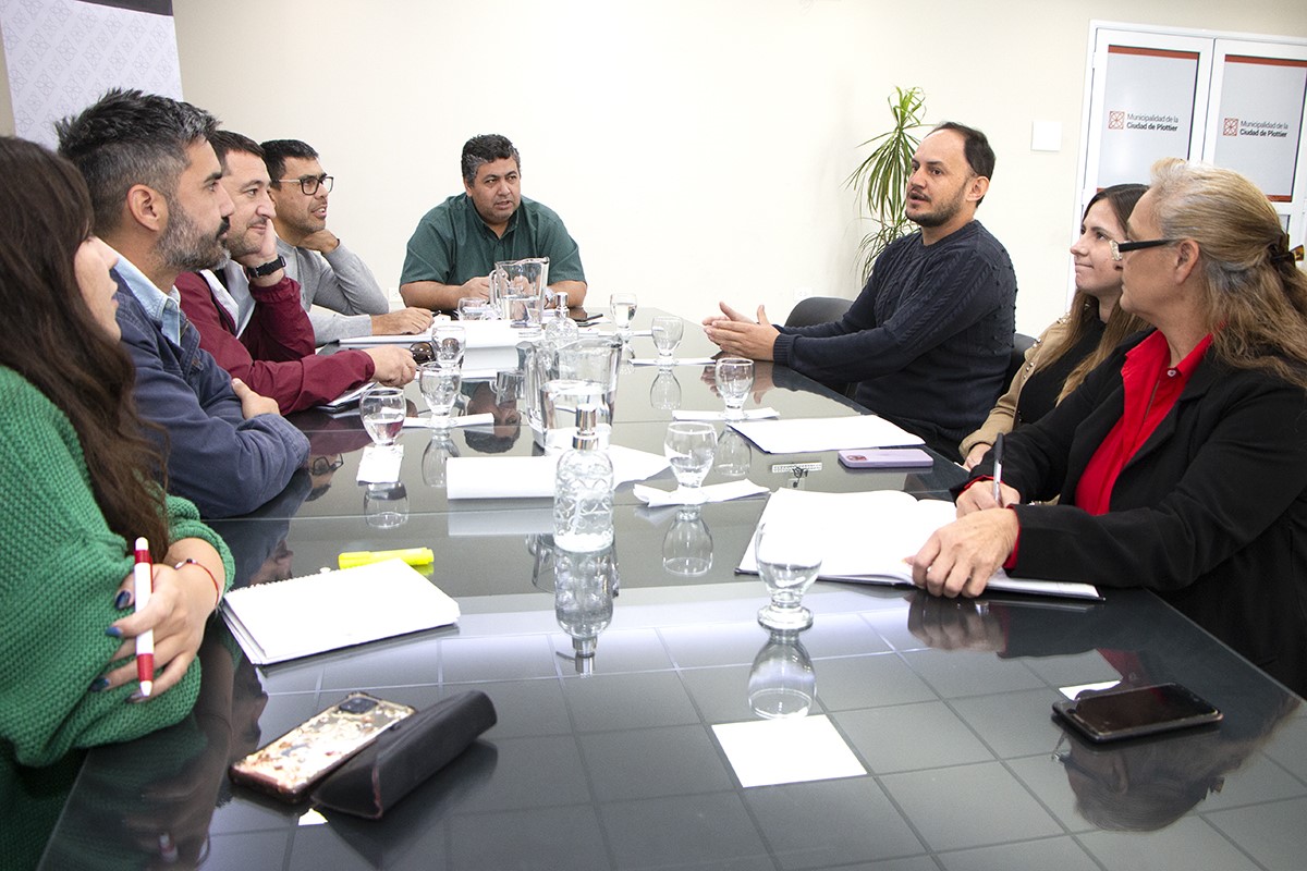 Funcionarios de Plottier se reunieron con representantes de los Cerezos II
shorturl.at/fFGP0
#Plottier #funcionarios #vecinales