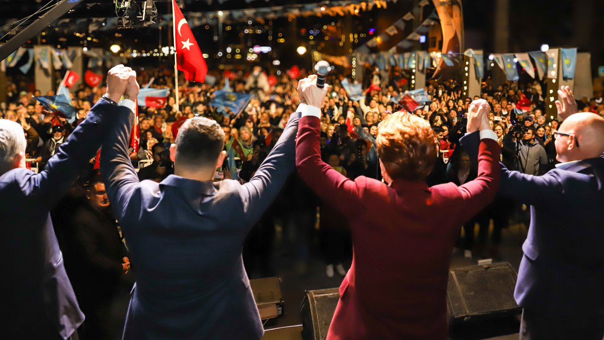 Türkiye'nin dört bir yanında olduğu gibi Aydın’da da annelerin dertleri aynı, emeklilerin geçim sıkıntısı aynı, atanamayan öğretmenlerin çilesi aynı...

Milletimiz 31 Mart'ta sadece hak ettiği belediyecilik için değil, hak ettiği Türkiye için de bir karar verecek!
