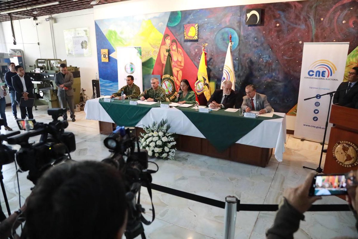 CNEGalapagos's tweet photo. Nuestra presidenta @DianaAtamaint abre su discurso expresando gratitud a #AlejandroNavarrete, Director del @IGM_Ecuador, por brindar el espacio necesario para llevar a cabo la rueda de prensa y el recorrido relacionado con la #ImpresiónPapeletaElectoral #ReferéndumYConsulta2024. https://t.co/R1nPa1juOz