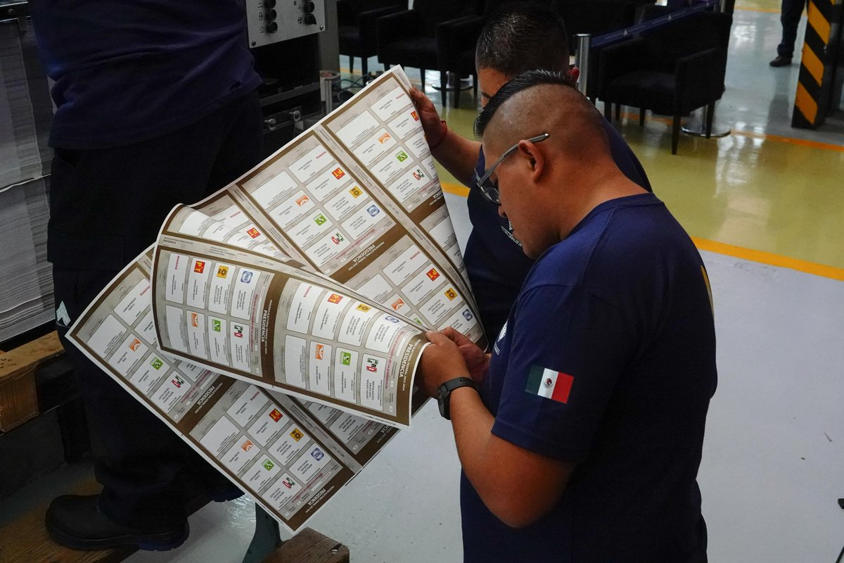 Pajaropolitico's tweet photo. 📍La consejera presidenta del @INEMexico Guadalupe Taddei informó que hoy concluyó la impresión de 105 millones de boletas que se usarán en la elección presidencial del próximo 2 de junio, en Talleres Gráficos de México.

A 72 días de la jornada electoral, ahora comenzará la impresión de las boletas para las elecciones de Senado y Cámara de Diputados.

📸: Cuartoscuro