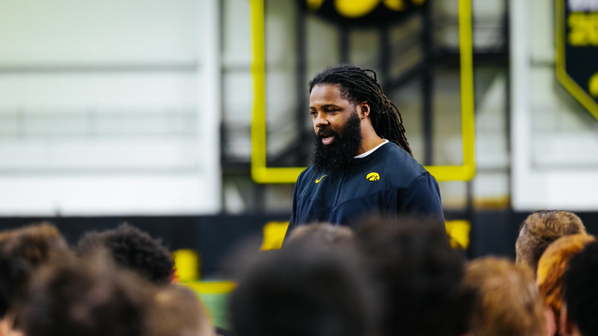 HawkeyeFootball's tweet photo. 𝐎𝐧𝐜𝐞 𝐚 𝐇𝐚𝐰𝐤, 𝐀𝐥𝐰𝐚𝐲𝐬 𝐚 𝐇𝐚𝐰𝐤.

Was great having Iowa legend @AJaClay at practice this morning!

#Hawkeyes https://t.co/SLJd1BmJGf