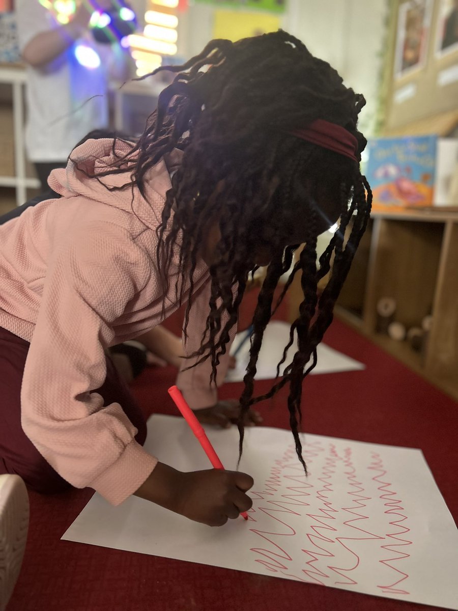BG_FoxCubs's tweet photo. Today in pen disco we practised zigzags and spirals. We started by remembering correct pen grip and working top to bottom and side to side. Our fingers and hands are getting stronger and the accuracy of our mark making improves every week. #BGEYFS #BGWriting https://t.co/yrfMScDAwY