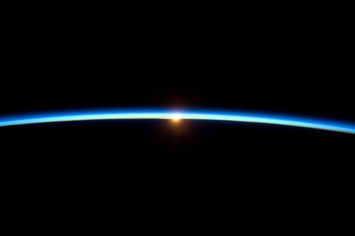 Esta delgada línea azul es la atmósfera terrestre vista desde la estación espacial internacional. Dentro de esta línea azul solo podemos respirar en el 5% inferior