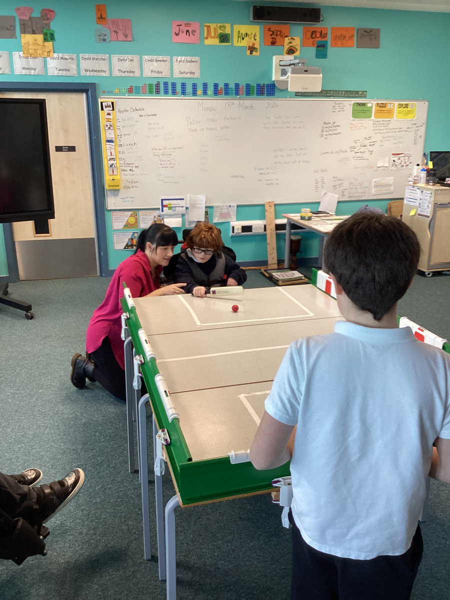 Look at the happy and determined faces of these pupils giving Table Cricket a go for the first ever time! A big thanks to super @Joelambe3 for giving pupils from dosbarth Crafnant and Alaw the opportunity. The classes are hosting their very own mini tournament this summer! 🏏❤️