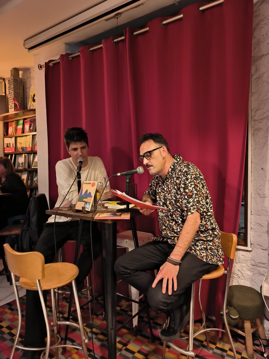 Para Alejandro Simón Partal la muerte de su padre fue un gran cambio en su vida que propició la aparición de un libro de poesía que reúne sus escritos de muchos años. Una selección depurada que recoge aquellos libros que no había escrito. Hoy dedica su ultimo libro a su padre