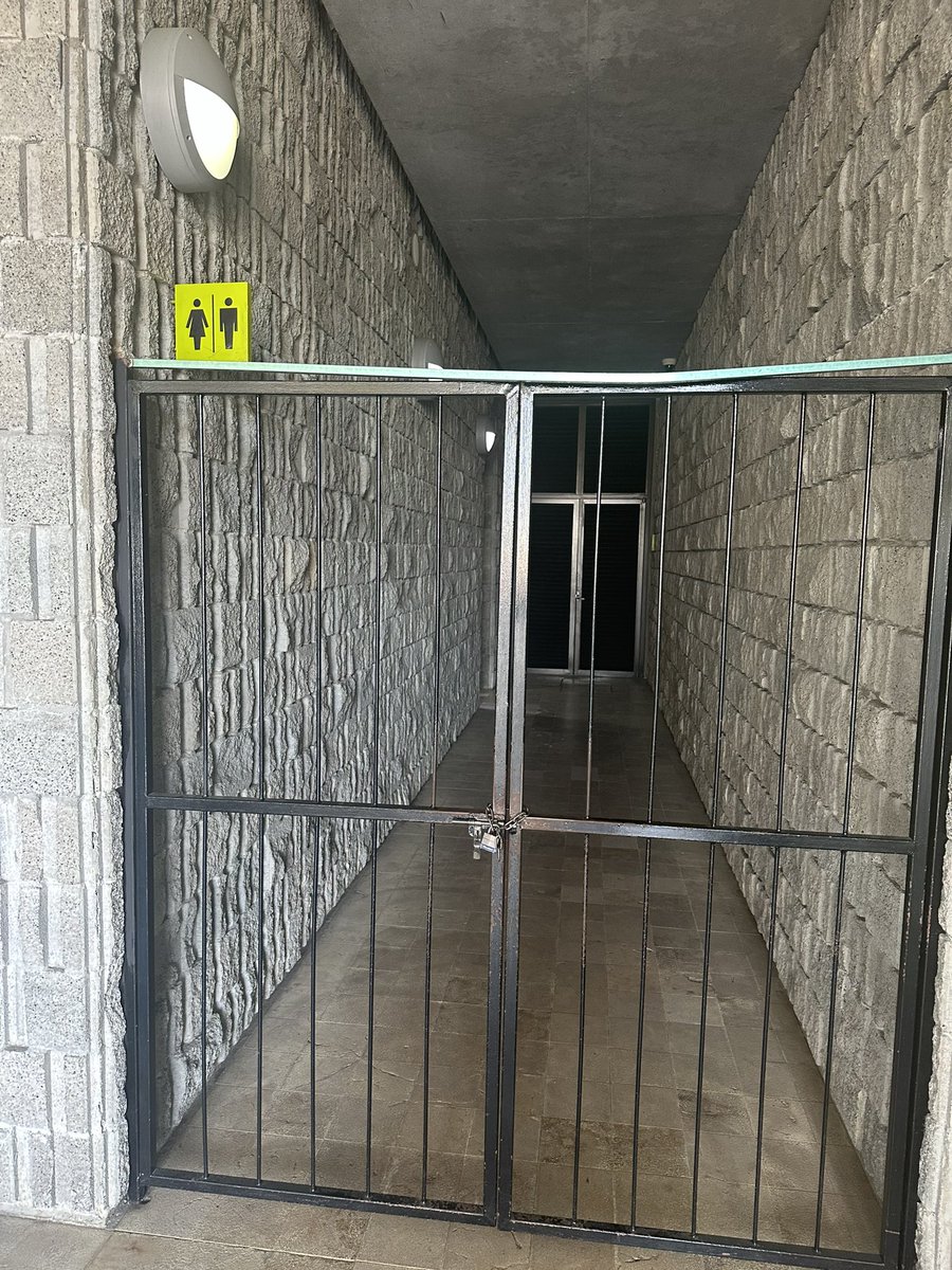 ivan_aburtos's tweet photo. @Profeco en plaza urban center xalapa no dejan pasar a sus baños https://t.co/A1uznuDhLx