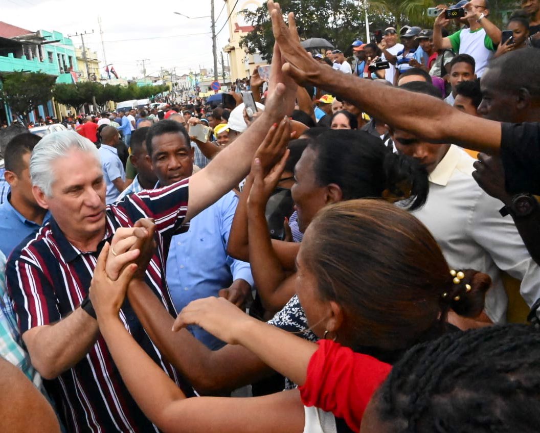 PresidenciaCuba's tweet photo. 🚨| El presidente @DiazCanelB está en Songo-La Maya, Santiago de #Cuba.

❤️| El pueblo está en la calle y lo recibe con mucho cariño.

🇨🇺| Luego de su visita a El Salvador, en Guantánamo, llegó al municipio santiaguero para continuar sus recorridos por el país. https://t.co/Ijeh8HIQoL