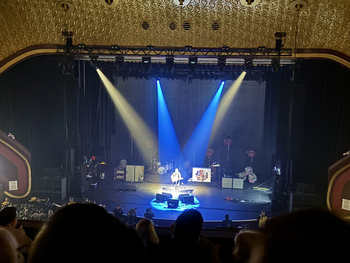 Jake Bugg supporting Liam Gallagher and John Squire at Manchester Apollo - few old tunes, few new ones @MENnewsdesk @CityLifeManc