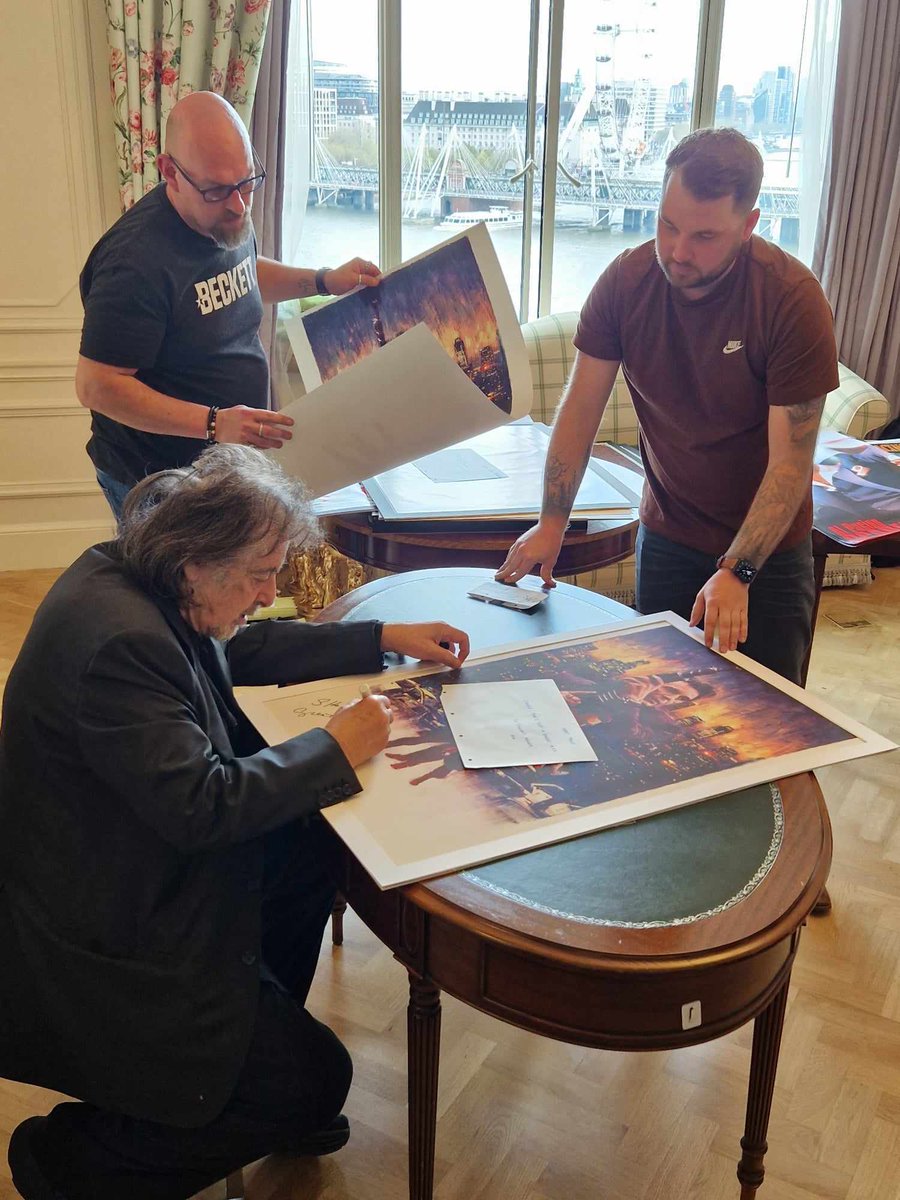Ignacio__RC's tweet image. Pues nada, aquí Al Pacino firmando mi poster de HEAT 🤯. (Gracias a Mark Williams)