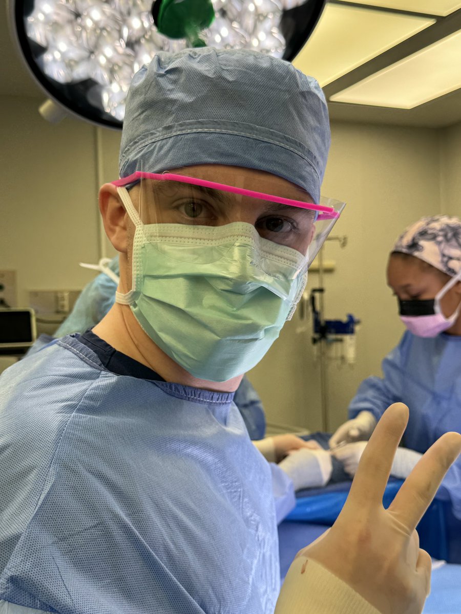 Surgery rotation✅ A fun month full of (very) early mornings & lots of average-at-best port hole closures. On to OBGYN next month, then will have made it to another PM&R elective 🙌🏼 Still have to pinch myself sometimes that I get to do cool stuff like this. Med school is FUN!