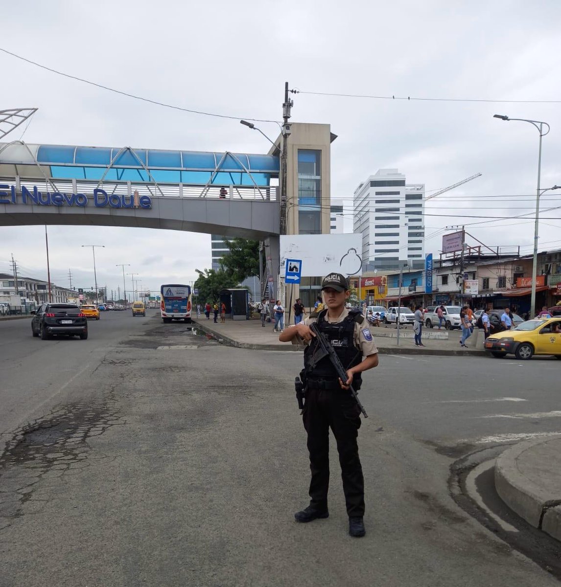 PoliciaEcZona8's tweet photo. POR TU SEGURIDAD  

Realizamos presencia policial en diferentes puntos estratégicos de la #Subzona #Guayas, con la finalidad de precautelar la seguridad ciudadana y el orden público.

#TrabajamosPorTuSeguridad https://t.co/aUB4EuAGYm