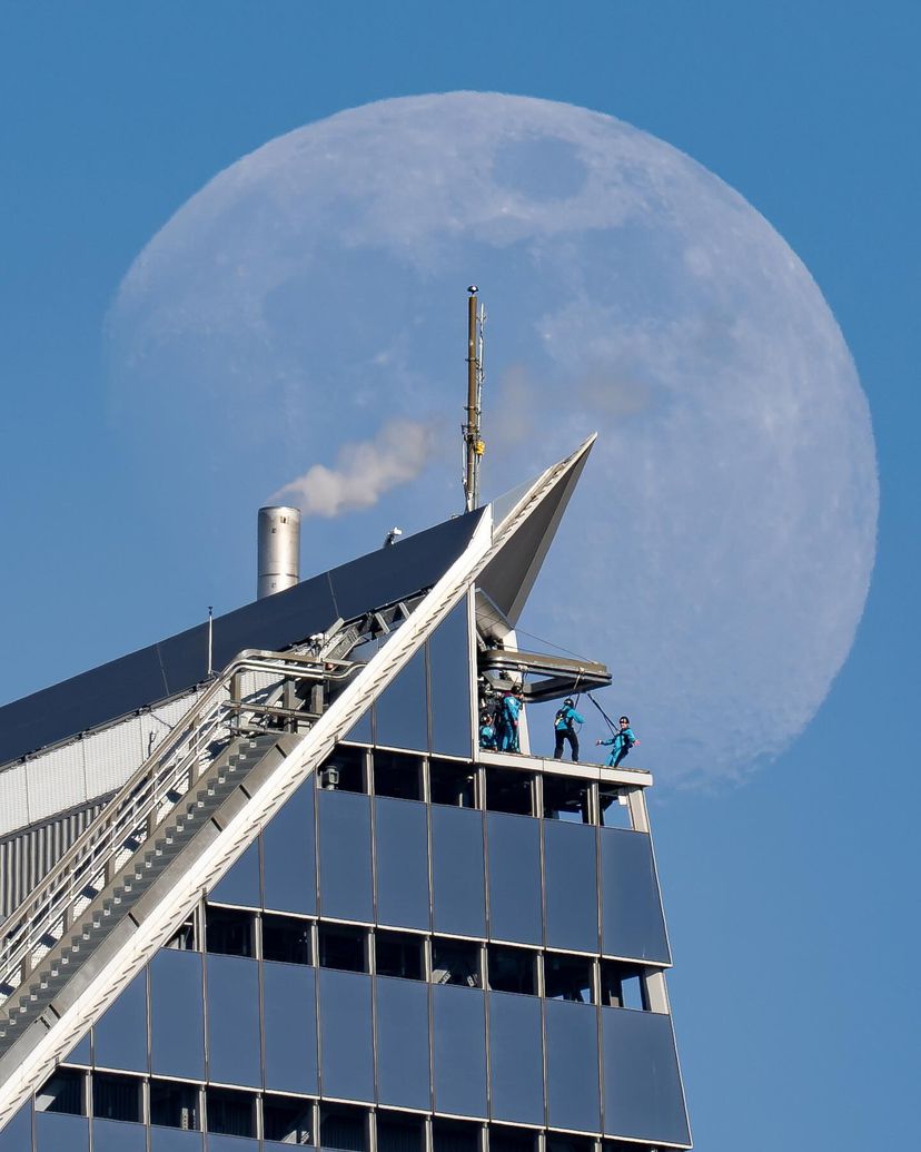 Moonlit adventures with City Climb 🌑 📸: @DanTVusa bit.ly/48T0sGH