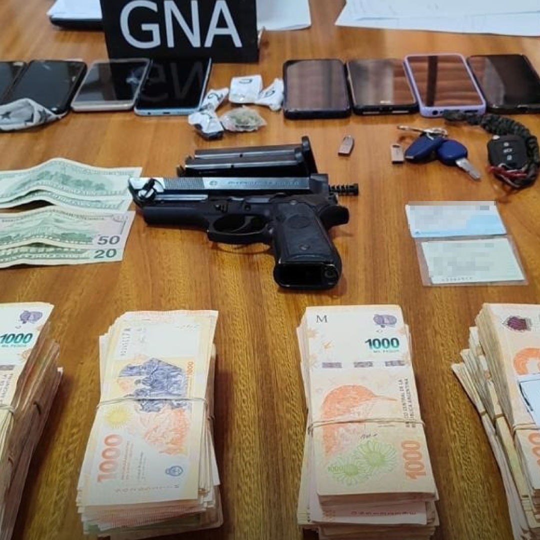MinSeguridad_Ar's tweet photo. OPERATIVO “COCA CON FERNET” 
A través de la Gendarmería Nacional desarticulamos una banda narco que operaba en la provincia de Córdoba: 
➡️ 5 detenidos 
➡️ Un arma de fuego con dos cargadores de 30 municiones 
➡️ Más de 70 cartuchos calibre 22 y calibre 12 
➡️ Dos autos, 12 teléfonos celulares 
➡️ Pesos y dólares en efectivo