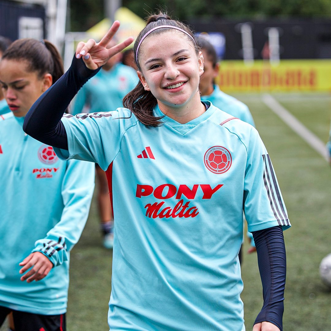 🥳🎉 Felicitamos hoy en su cumpleaños a la jugadora Nikol Rojas, canterana debutante y campeona con las #Leonas en 2023, le deseamos muchos más años, goles y títulos junto al equipo cardenal 🦁🇲🇨 y éxitos en la Selección Sub17 🇨🇴
#LaFamiliaDelLeón #VamosSantaFe #LigaFemenina