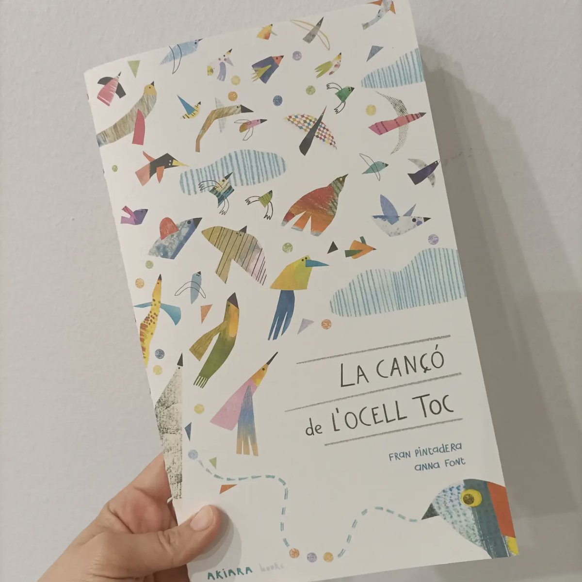 gmasdeuca's tweet photo. Cada vegada m'agrada més llegir poesia. I si és il.lustrada, encara em captiva més, i si l'edició és d'@akiarabooks ja és de traca i mocador. 
Llegiu poesia😉.
Feliç dia de la poesia💜 https://t.co/suCMmbziPj