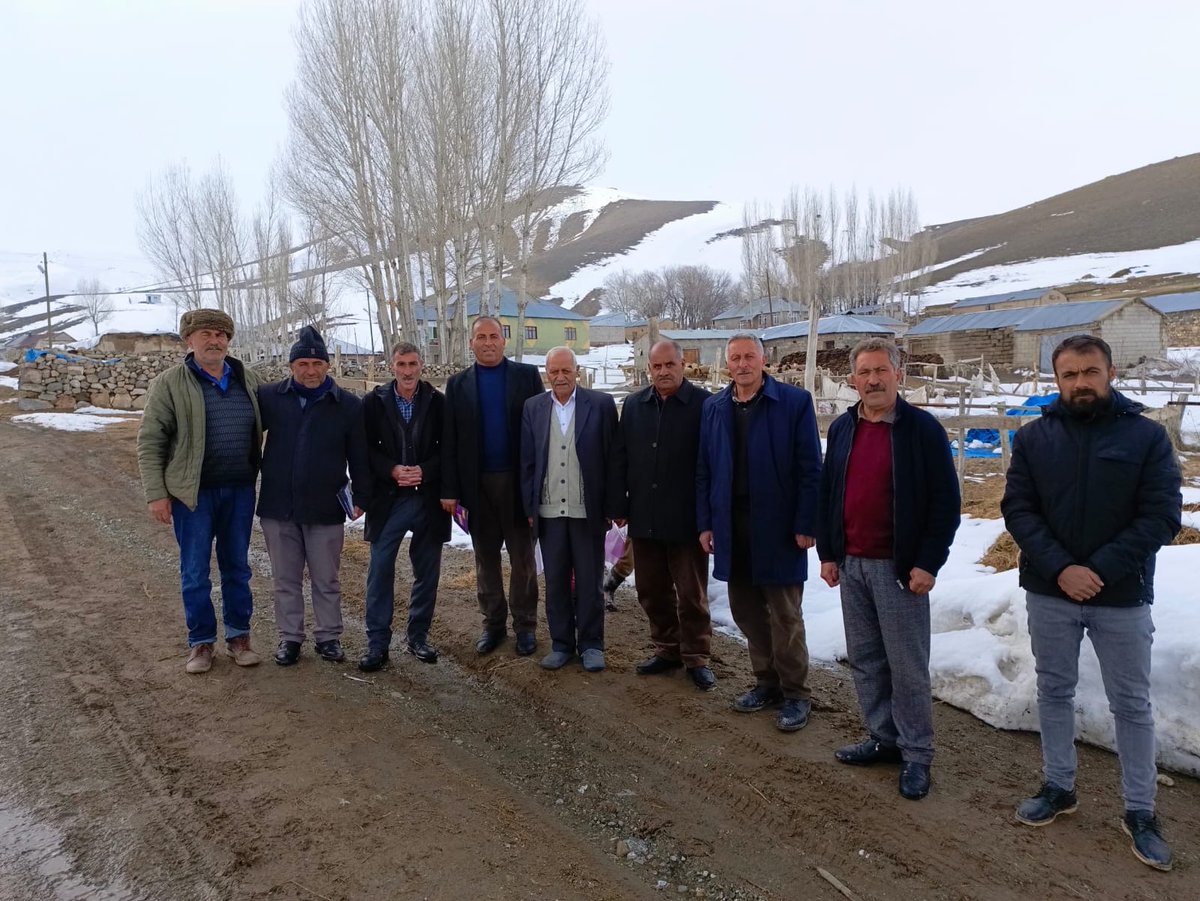DemOzalp's tweet photo. Halkımızın taşıdığı umudu her an paylaşa bilme umuduyla kar , kış demeden her gün yollardayız. Umudumuz diri ve güçlenerek geliyoruz. #RabeDEMhat https://t.co/Sj9H7mrZB3