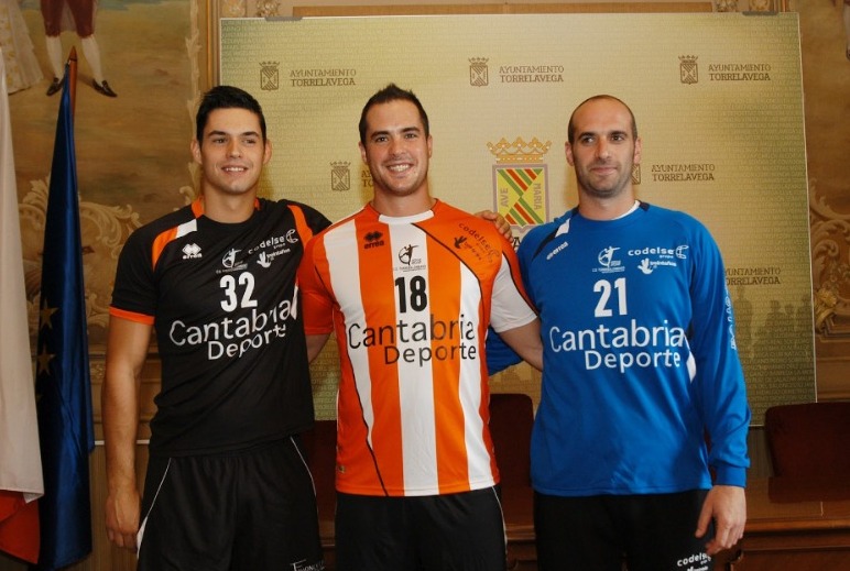 Bathco Balonmano Torrelavega (@bmtorrelavega) on Twitter photo ⭐️ Si hay alguien feliz hoy en Torrelavega, esos son nuestras leyendas
🎸 Nuestros viejos rockeros <a href="/genio11gonzalez/">Eugenio González</a>, <a href="/jorgeperez21/">jorge perez</a> y <a href="/bertuko18/">Alberto Pérez</a> ven como el niño vuelve a casa
😉 Disculpas anticipadas <a href="/Angel_F32/">Ángel Fernández</a> por la segunda foto 🍻 ⭐️ Si hay alguien feliz hoy en Torrelavega, esos son nuestras leyendas
🎸 Nuestros viejos rockeros <a href="/genio11gonzalez/">Eugenio González</a>, <a href="/jorgeperez21/">jorge perez</a> y <a href="/bertuko18/">Alberto Pérez</a> ven como el niño vuelve a casa
😉 Disculpas anticipadas <a href="/Angel_F32/">Ángel Fernández</a> por la segunda foto 🍻