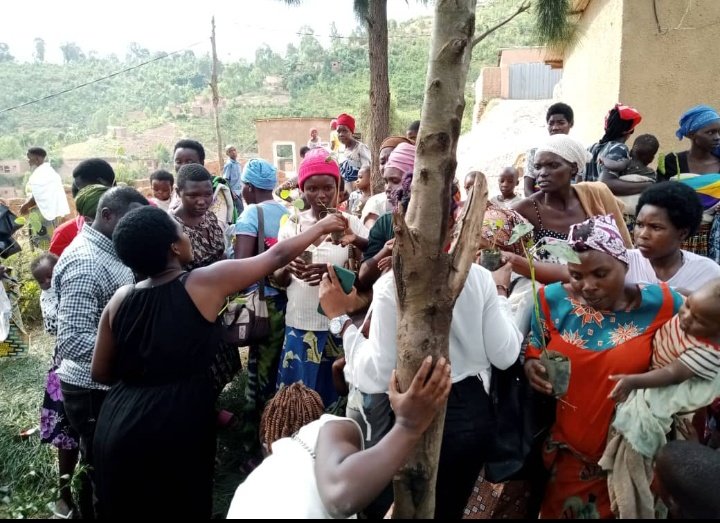 Sharing balanced, diversified & delicious meals with young children as well as educating parents on it's role to combat  #Stunting is 1 of the key actvtz throughout the #NutritionMonth2024. 
 Community members benefit #fruitrees too. This is @BumbogoS / @Gasabo_District