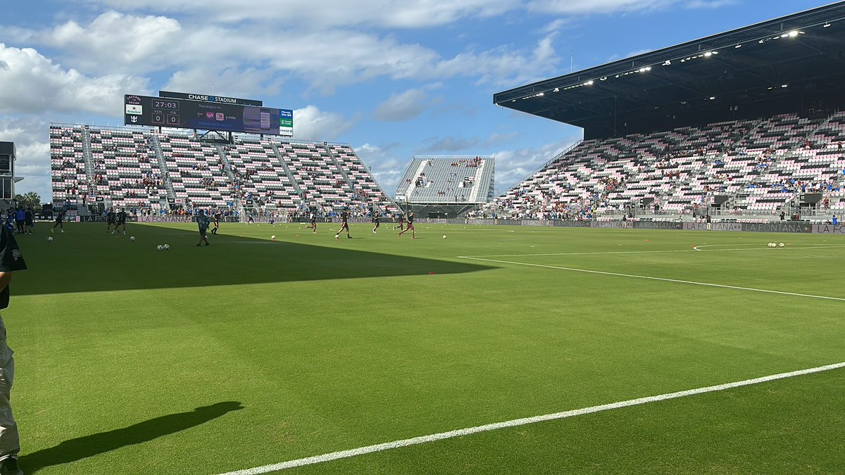 Un partido especial! Venezuela e Italia se enfrentan en Fort Lauderdale y ya vamos al aire con la banda de la #LaVinotintoTV. Los esperamos youtube.com/live/rdq_YmR-l…