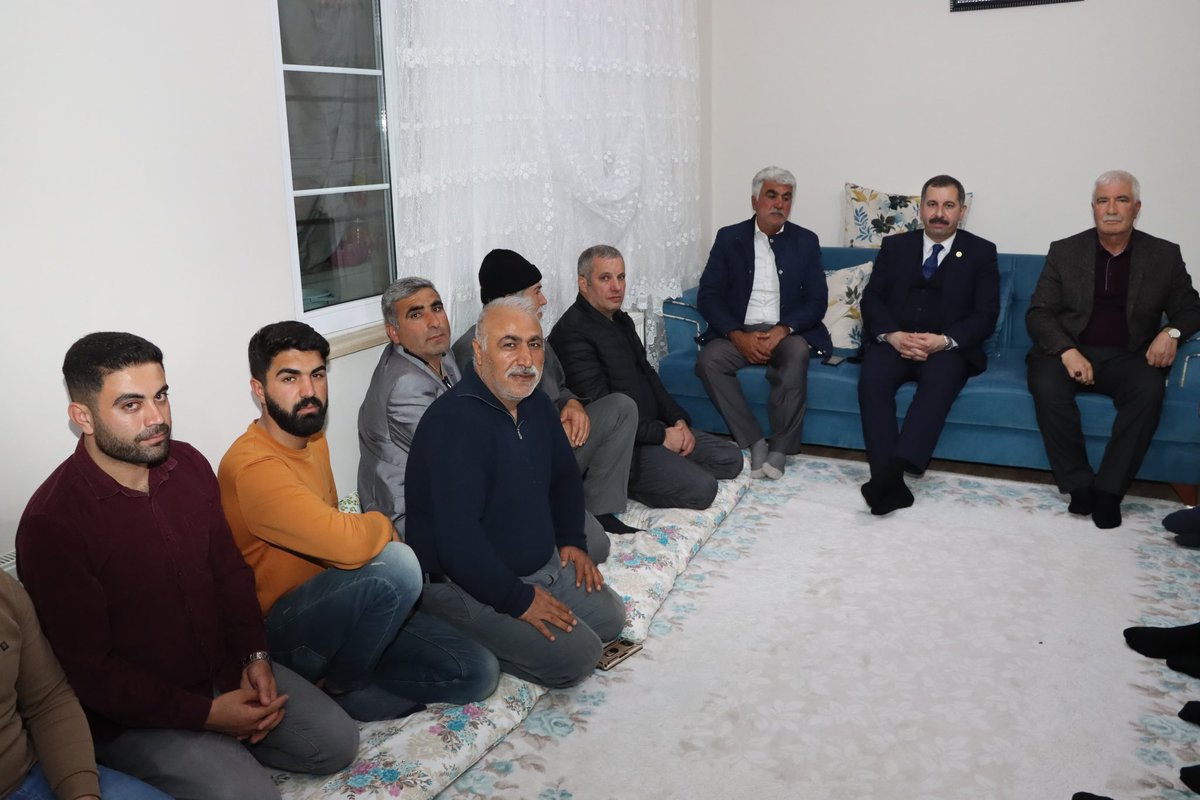 📍Seyrantepe Mahallemizdeyiz... 

Sinan Cengiz ve İbrahim Güzel'in ev sahipliğinde gönüldaşlarımızla bir araya geldik. Yeni dönemde yapacağımız projelerimiz hakkında bilgi verdik. 

Yeniden #Karaköprü için dua ve destek istedik.

Bizlere evlerini açan, destekleriyle güç veren