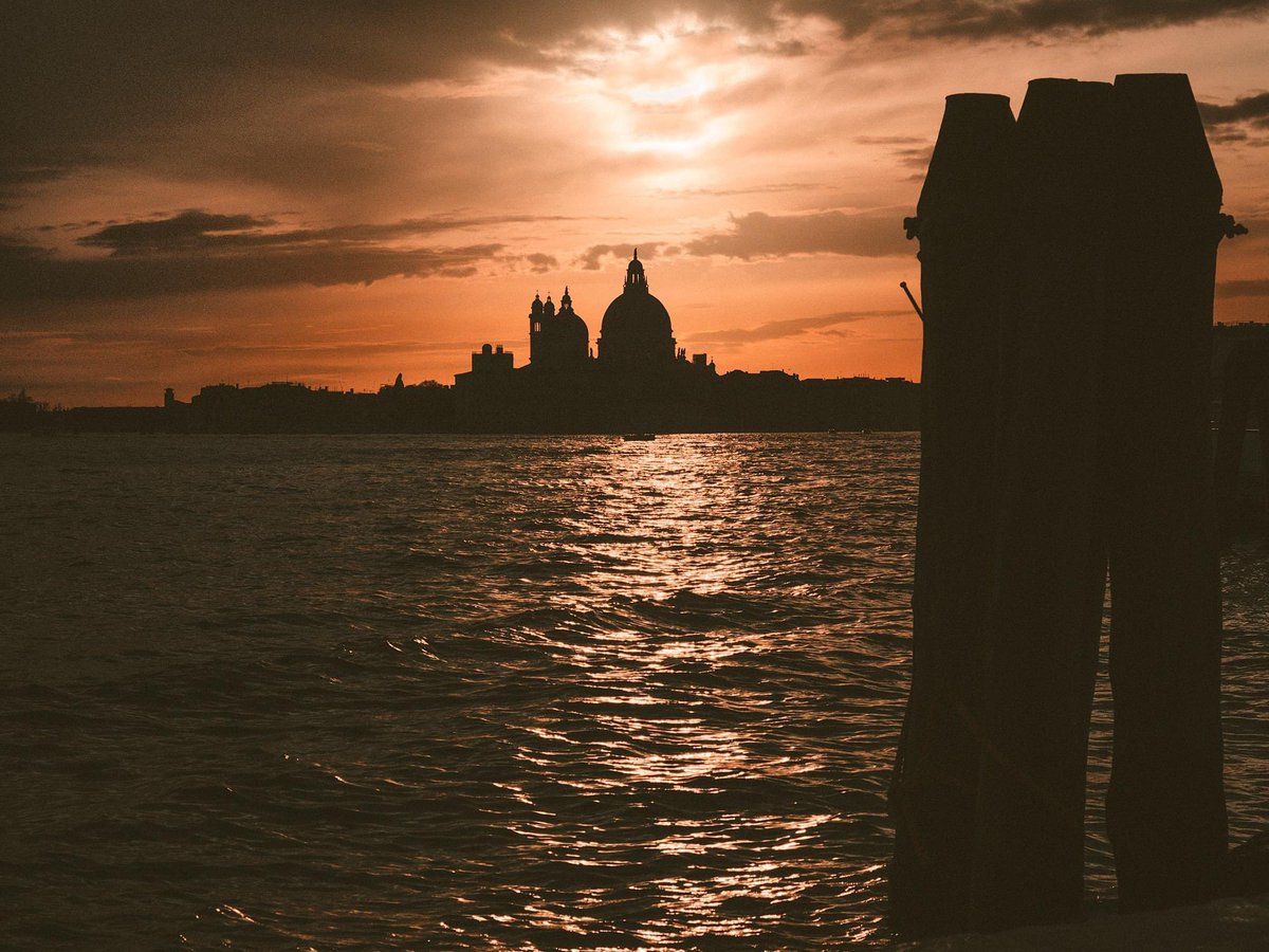 Venezia is also a dream #Venezia #Venice #sunset #landscapephotography #canalgrande #veneto #sunsetlight