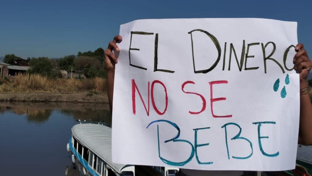 michangoonga's tweet photo. Ciudadanos Se Manifiestan Ante Sequía Del Lago De Pátzcuaro📢💧

Entre sus peticiones está el uso de plantas tratadoras de agua♻⚠
+Info 👇
https://t.co/biAVgIxpDH