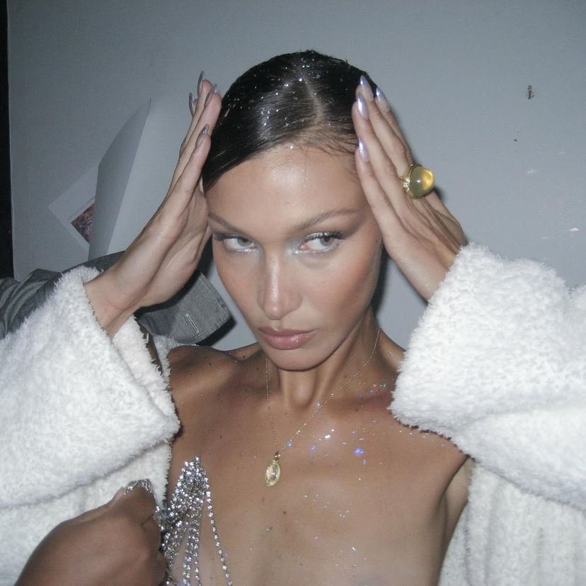 saintdemie's tweet photo. bella hadid on set for her upcoming brand orebella 🪽🦢 https://t.co/z1nLuy2eGt