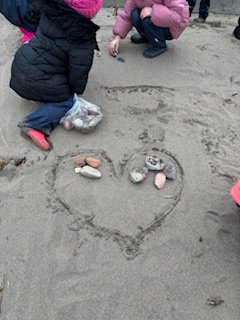 GirvanEarly's tweet photo. A lovely PEEP session at the beach with some of our families.  Thank you Shevon. @SACEarlyYears https://t.co/xCMjfL539Z