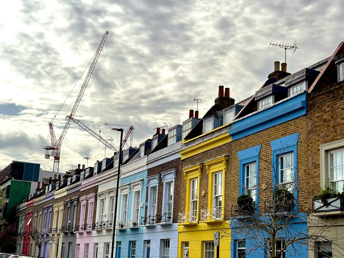 So today I think I found the perfect London street! 🤩 I cycled along it on the way to an appointment but had no time to stop, so had to dash back and find it again … It is part of a low traffic neighbourhood, but also had Neapolitan ice cream-style houses, … 1/5