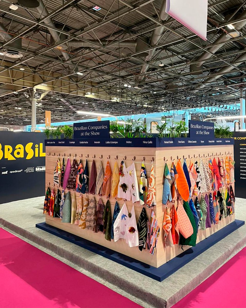 tex_fashion's tweet image. Nomad Studio, Nova Kaeru, Oficina Caramelo, Savyon, Stampa Studio, Studio Icertain e Studio Paraizo geraram mais de US$ 6,5 milhões em expectativa de negócios na Première Vision Paris, ocorrida entre os dias 6 e 8 de fevereiro.
#pvparis #premierevision #texbrasil