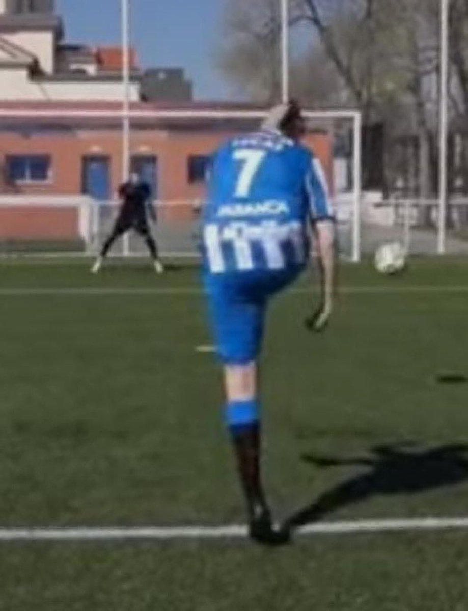 hacia tiempo que no lloraba de la risa con una foto , esto que coño es tu? 3 pelos, coleta de 3 hilos, flotadores, el 7 a la espalda, pose de la grulla y balon al corner