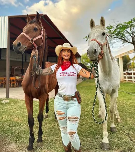 Hola:
Ayer se dio a conocer el fallecimiento de Elena Larrea, fundadora de Cuacolandia, un santuario de caballos rescatados de maltrato y abandono y luchar en contra de la crueldad.
Descanse en paz.
#Saludogs,