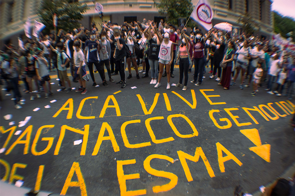 m4tuzalen's tweet photo. Hay que volver a las viejas tradiciones de escrachar genocidas, a sus complices y a sus becerros. Que no puedan vivir en paz. https://t.co/30WUsV93a0