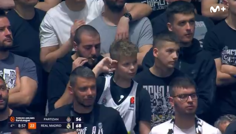 MovistarBasket's tweet photo. 🚭 Pitorrazo para el pecho.

😅 Fumador cazado en el Stark Arena. 

#Eurofighters https://t.co/m5sSaKInWJ