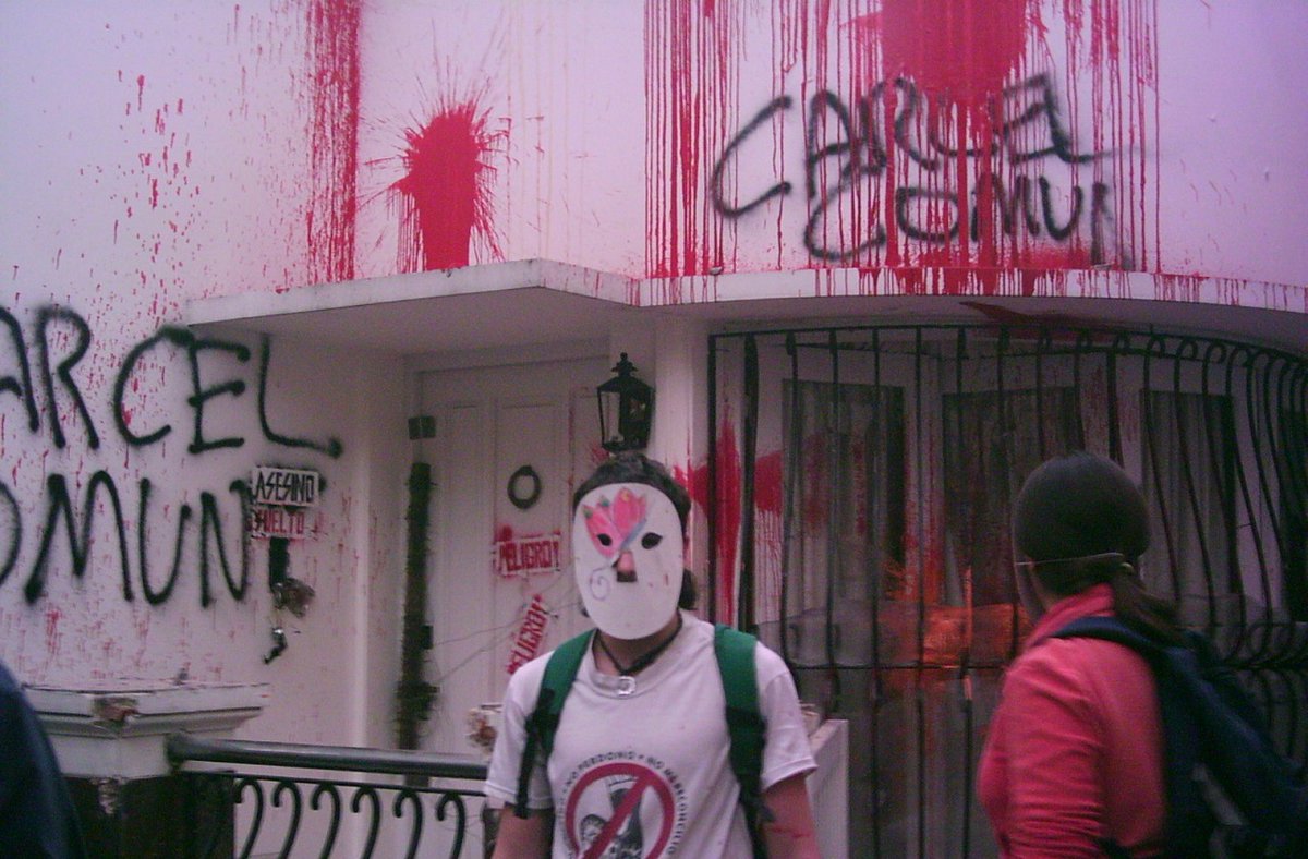 m4tuzalen's tweet photo. Hay que volver a las viejas tradiciones de escrachar genocidas, a sus complices y a sus becerros. Que no puedan vivir en paz. https://t.co/30WUsV93a0